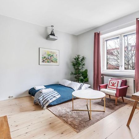 Wehost Modern Kitchen Studio With Bright Colours Apartment Helsinki Exterior photo